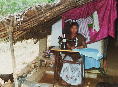 Dem ehemaligen Patenmädchen Shanti in Kodaikanal (Indien) besorgten wir nach einer zweijährigen Schneiderinnenlehre eine Nähmaschine