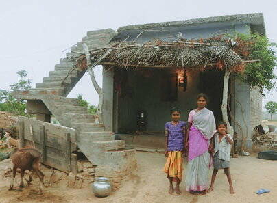 Der siebenköpfigen Familie von Yesulu und Kotamma in Siddayapalem (Indien) bezahlten wir den Bau eines bescheidenen Backsteinhäuschens