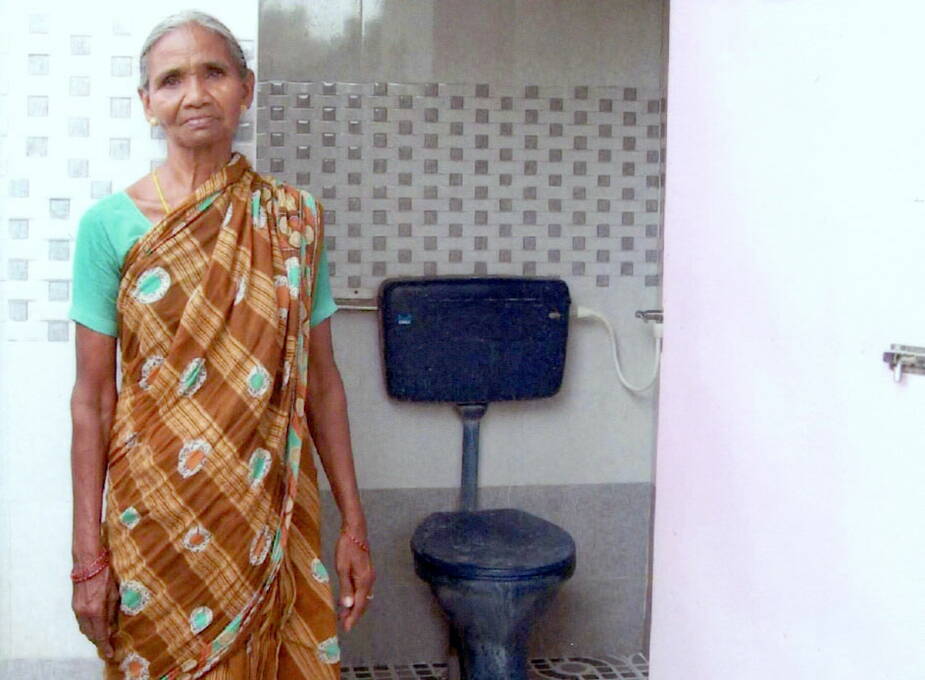 In Nallapadu (Indien) bauten wir eine Toilette für die 50-jährige Siva Parvathi K., ihren Mann und die drei Kinder