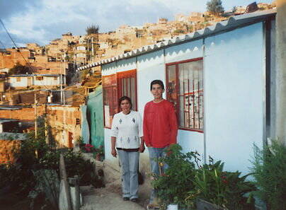 Dem ehemaligen Patenjungen Edwin Miguel und seiner Mutter Eulalia in Bogota (Kolumbien) finanzierten wir den Bau eines vorfabrizierten kleinen Hauses