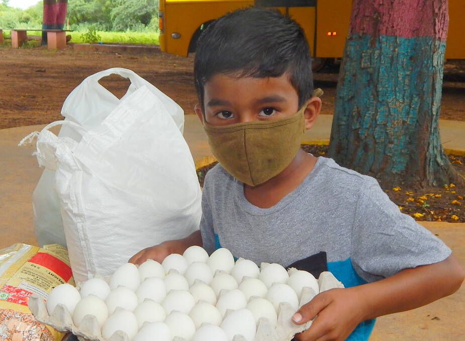 In Guntur (Indien) leisteten wir Corona-Nothilfe: Abgabe von Nahrungs- und Desinfektionsmitteln an Familien