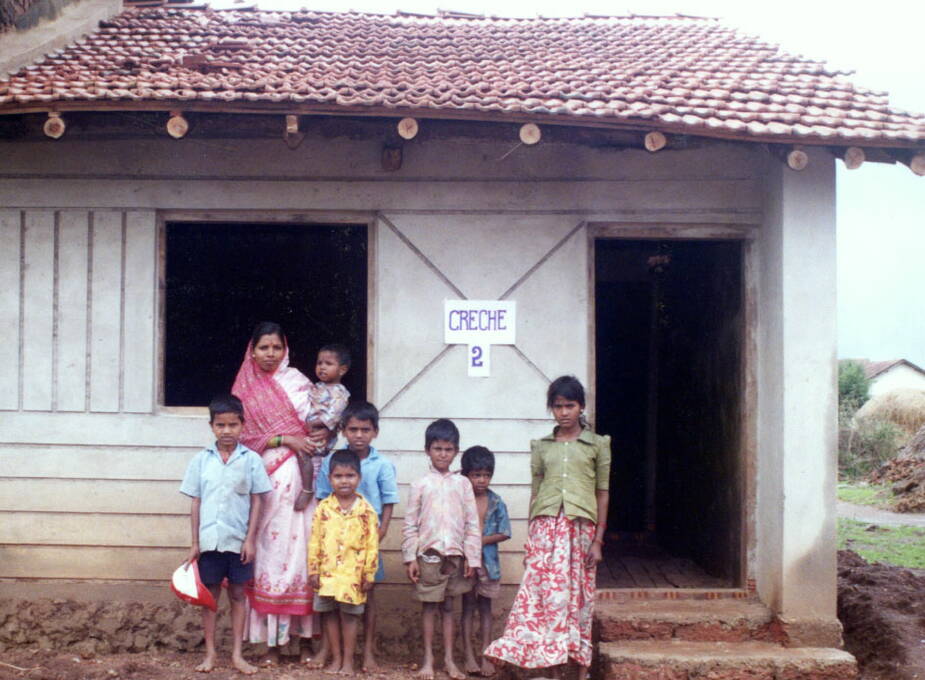 1995: In Dandeli (Indien) finanzieren wir den Bau von 10 Kinderhorten. In jedem Hort werden etwa 20 Kinder arbeitender Mütter betreut