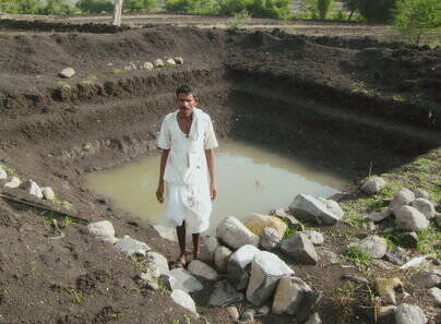 Bau eines Brunnens für mehrere Bauern in Dandeli (Indien). Sie können damit ihr Land bewässern