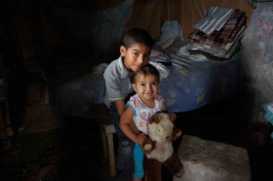 Kinder in einem Elendsviertel von Medellin (Kolumbien)