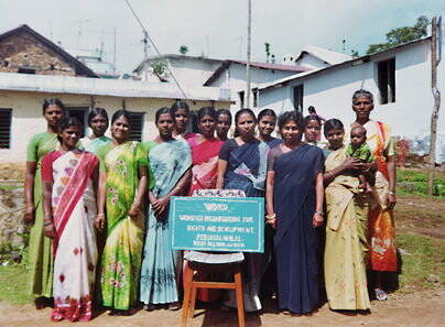 Gründung der Frauengruppe «Women's Organisation for Rights & Development» in Kodaikanal (Indien). Sie richtet einen Kindergarten und einen Laden für Nahrungsmittel ein