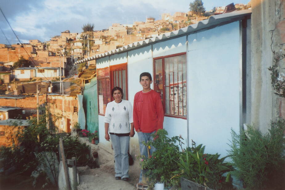 Dem ehemaligen Patenjungen Edwin Miguel und seiner Mutter Eulalia in Bogota (Kolumbien) finanzierten wir den Bau eines vorfabrizierten kleinen Hauses