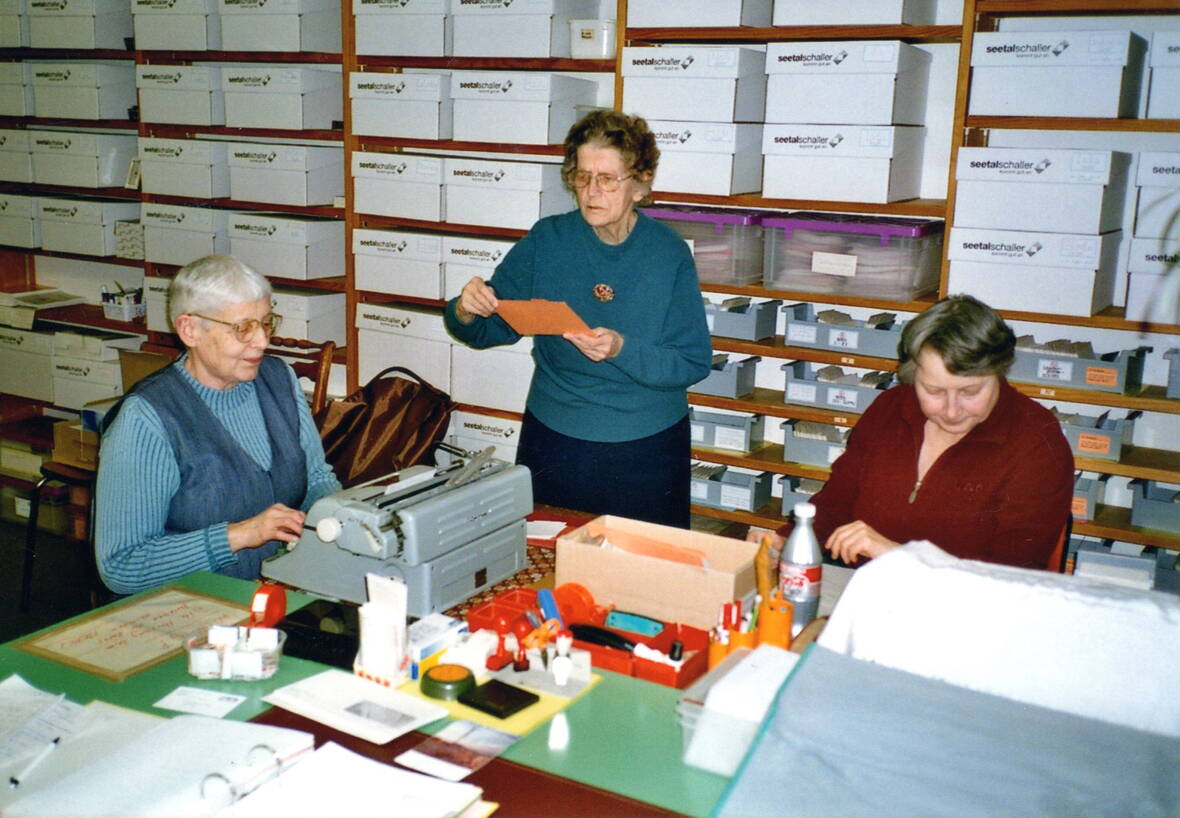 Theres Farine (links) mit Freiwilligen in der alten Geschäftsstelle