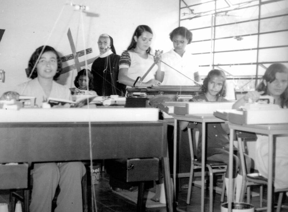 1976: Blick ins Strickatelier des Sozialzentrums «San Francisco de Asis» in Medellin (Kolumbien), wo mittellose Mädchen ausgebildet werden