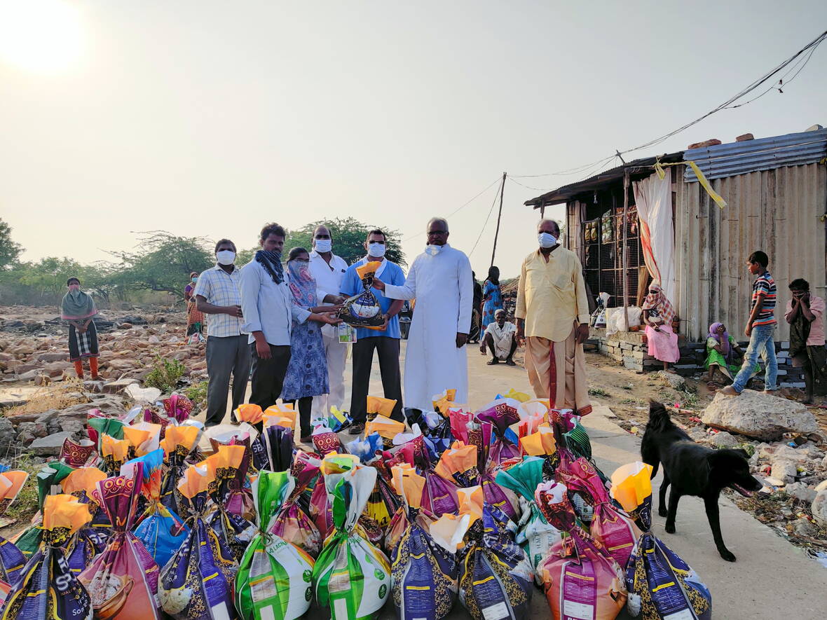 Distribution of food parcels in Nallapadu (India)