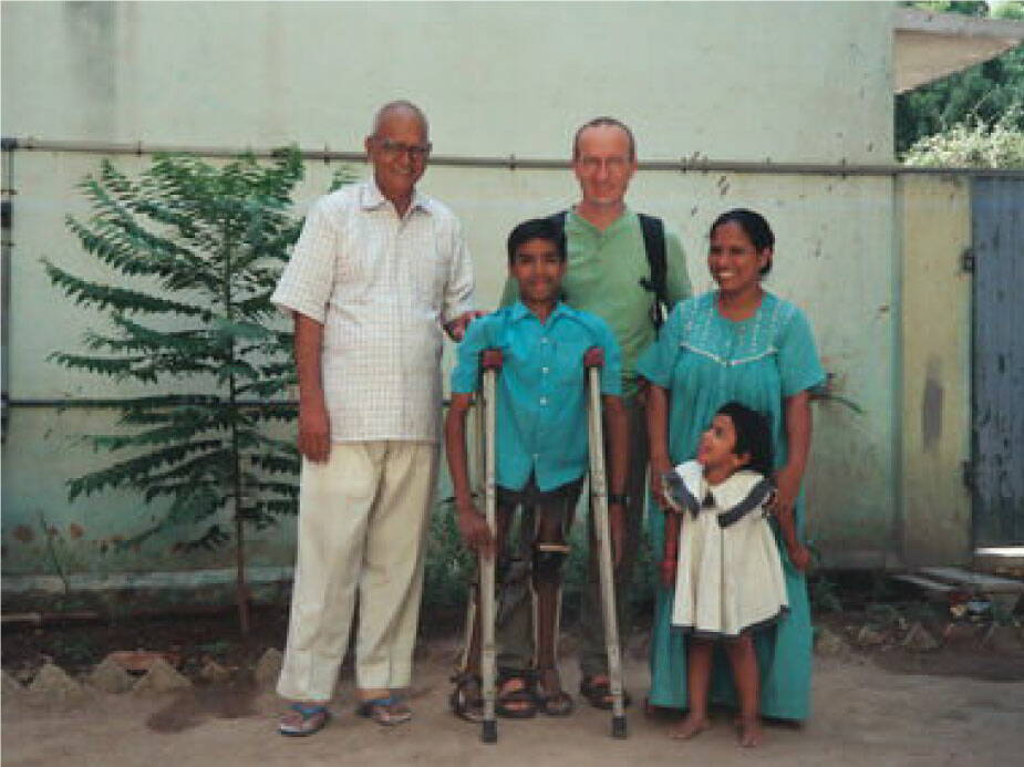 Der Pate Franz Xaver P. mit seinem indischen Patenjungen Thirupathi und seinen Betreuern
