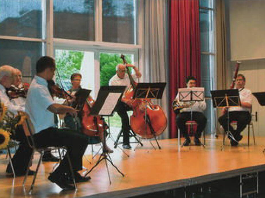 Klaus W. und die Musiker beim Spielen des Oktetts von Franz Schubert