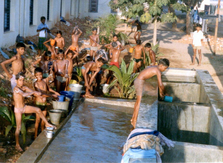 1991: In Pavithiram (Indien) bauen wir eine Sekundarschule mit einem grossen Brunnen. Das lebenswichtige Wasser kommt den 1000 Schulkindern und der umliegenden Landbevölkerung zugute