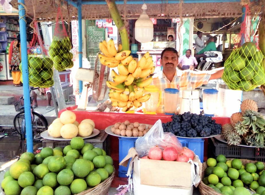 2019: Herrn Anil Kumar N. und seiner Frau in Bapatla (Indien) verschaffen wir einen hölzernen Marktstand, mit dem sie Früchte verkaufen