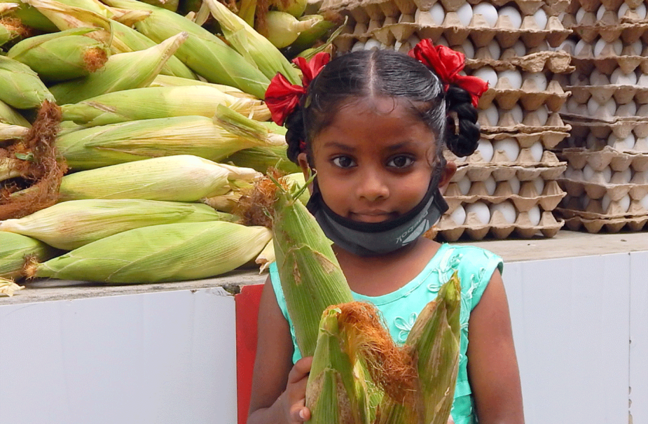 Mädchen mit Nahrungsmitteln unserer Corona-Nothilfe in Guntur (Indien)