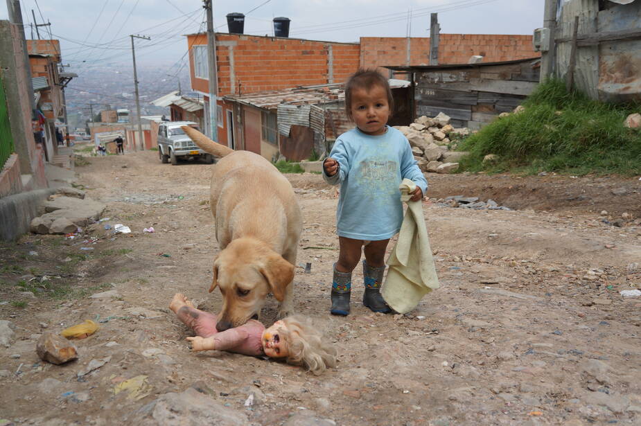 Kind in einem Elendsviertel von Bogota (Kolumbien)