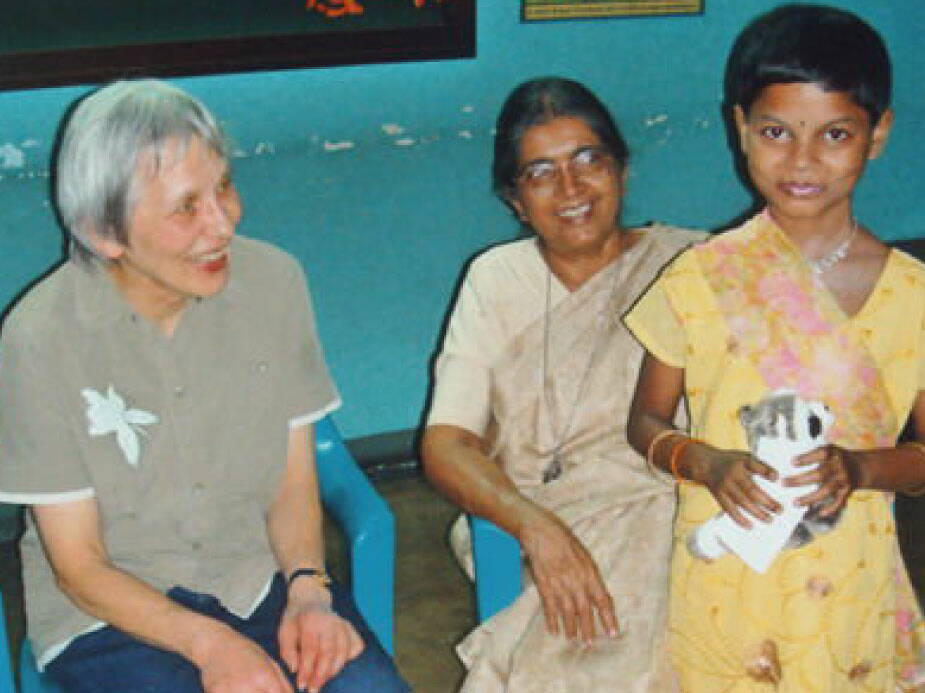 Die Patin Mathilde H. mit Sister Celine X. und ihrer indischen Patentochter Munni