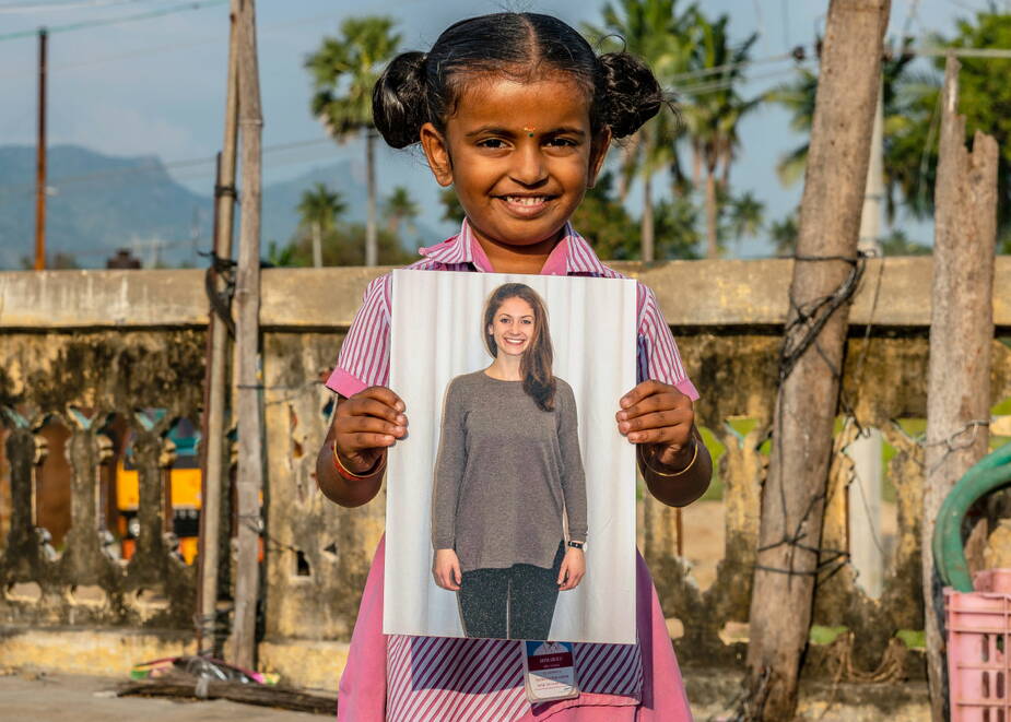 Divyasri K. in Kanji (Indien) mit der Foto ihrer Patin