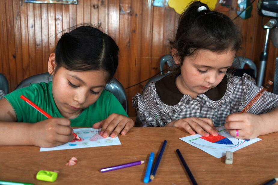 Argentine godgirls make drawings for Childrens' Care Emmaus