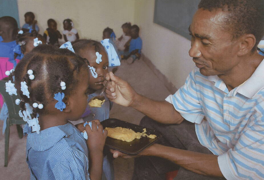 Im Sozialzentrum «Centre St. Joseph» in Gonaives (Haiti) werden 700 Schulkinder verköstigt. Sie erhalten mittags eine warme Mahlzeit, was ihnen ein gesundes Wachstum ermöglicht