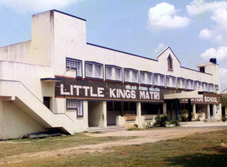 1999: Die nach zweijähriger Bauzeit fertiggestellte Primarschule «Little Kings Matriculation School» in Mangadu (Indien). Sie bietet Platz für sieben Klassen mit mehreren Hundert Kindern